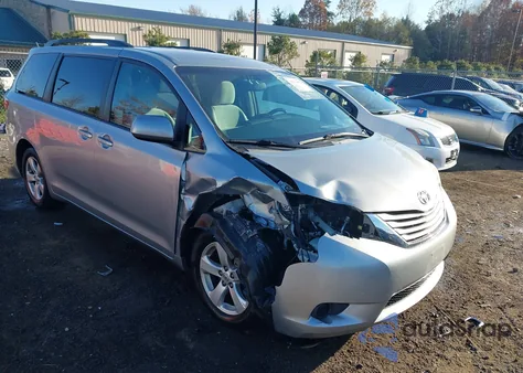 2015 Toyota Sienna Le 8 Passenger z USA, uszkodzony, nr VIN 5TDKK3DC2FS684189
